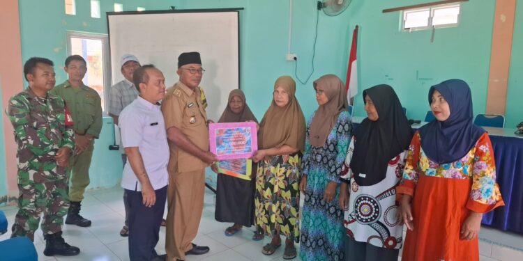Yurnalis Kades Impol saat serahkan bantuan BLT-DD secara simbolis kepada Warga penerima