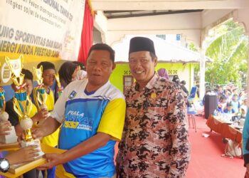 Camat Siantan Syamsir, S.Ap di dampingi Kepala Bidang Disdikpora, Ketua KKG Tuah Siantan saat serahkan hadiah juara kapada pelajar