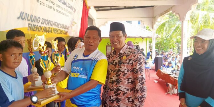 Camat Siantan Syamsir, S.Ap di dampingi Kepala Bidang Disdikpora, Ketua KKG Tuah Siantan saat serahkan hadiah juara kapada pelajar