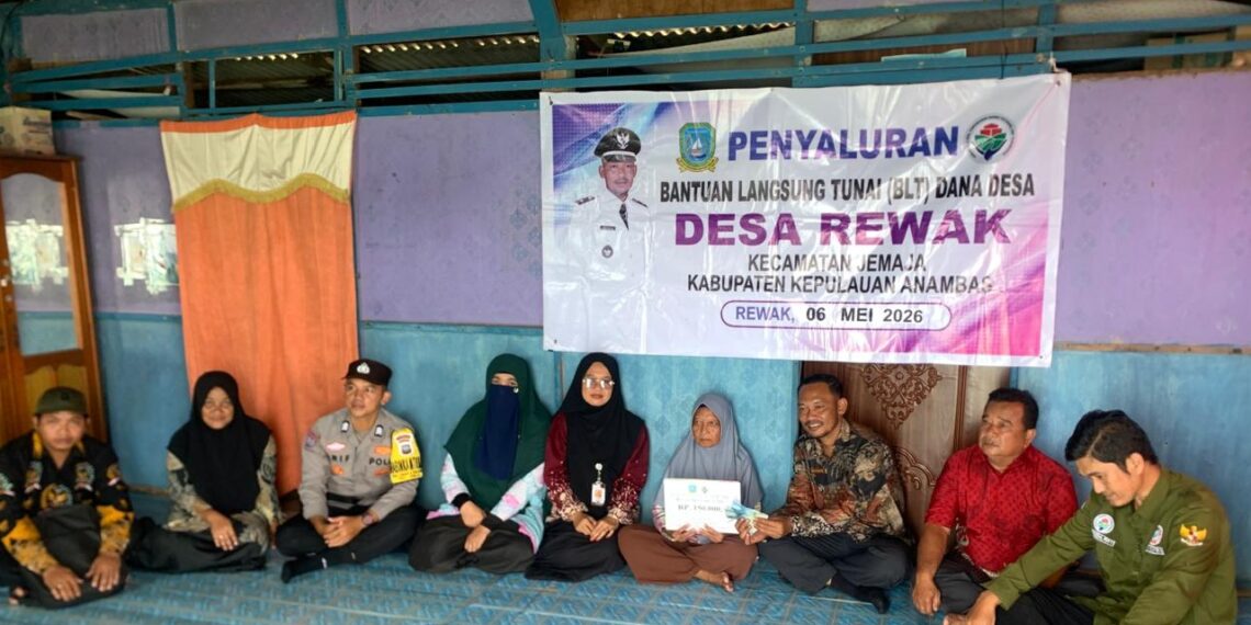 Kepala Desa Rewak Deva Syafutra datangi rumah warga salurkan bantuan BLT-DD bulan Mei