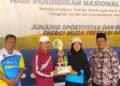 Ketua Panitia Sri Widarti Sulistya saat serahkan piala juara umum kepada Kepala sekolah SDN 02 Siantan di kegiatan Porseni Hardiknas 2026 di lapangan Sulaiman Abdullah