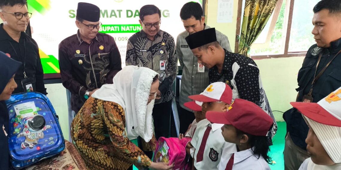 Bupati Natuna Cen Sui Lan saat melakukan penyerahan bantuan Program Pegadaian Peduli Gold Generation menyentuh dunia pendidikan di Kabupaten Natuna melalui penyaluran bantuan perlengkapan sekolah kepada 109 siswa SDN 009 Air Raya