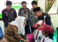 Bupati Natuna Cen Sui Lan saat melakukan penyerahan bantuan Program Pegadaian Peduli Gold Generation menyentuh dunia pendidikan di Kabupaten Natuna melalui penyaluran bantuan perlengkapan sekolah kepada 109 siswa SDN 009 Air Raya