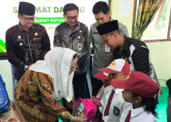 Bupati Natuna Cen Sui Lan saat melakukan penyerahan bantuan Program Pegadaian Peduli Gold Generation menyentuh dunia pendidikan di Kabupaten Natuna melalui penyaluran bantuan perlengkapan sekolah kepada 109 siswa SDN 009 Air Raya
