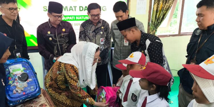 Bupati Natuna Cen Sui Lan saat melakukan penyerahan bantuan Program Pegadaian Peduli Gold Generation menyentuh dunia pendidikan di Kabupaten Natuna melalui penyaluran bantuan perlengkapan sekolah kepada 109 siswa SDN 009 Air Raya