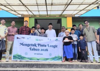Kantor Cabang Pegadaian Natuna saat melaksanakan kegiatan berbagi bertajuk MPL (Mengetuk Pintu Langit). Kegiatan “Jumat Berkah” yang dilaksanakan di Masjid Nurul Iman Sual, Kecamatan Bunguran Timur, Kabupaten Natuna Provinsi Kepulauan Riau