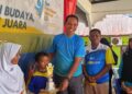Kepala Dinas Pendidikan Pemuda dan olahraga Toni Karnain saat serahkan piala juara