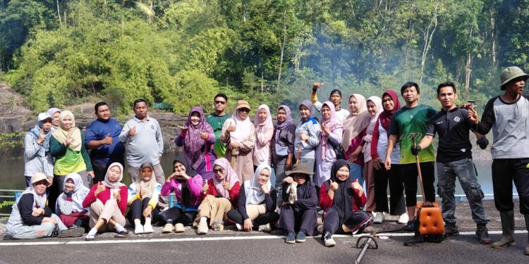 Kecamatan Siantan Goro Bersihkan Embung Gunung Lintan, Camat Ajak Warga Jaga Kebersihan