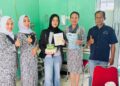 Foto Bersama Pasian dan Bidan BLUD Puskesmas Letung serta petugas PLKB