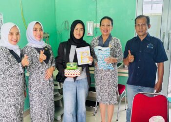 Foto Bersama Pasian dan Bidan BLUD Puskesmas Letung serta petugas PLKB