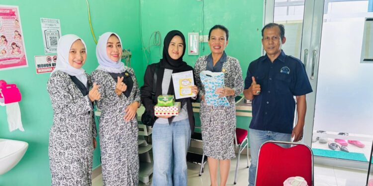 Foto Bersama Pasian dan Bidan BLUD Puskesmas Letung serta petugas PLKB