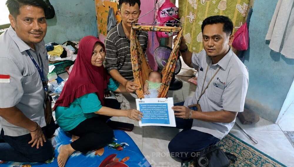 PT Timah menyalurkan bantuan biaya pengobatan bagi Habibi, bayi berusia empat bulan asal Desa Gemuruh, Kecamatan Kundur Barat, Kabupaten Karimun, yang tengah berjuang melawan penyakit Hirschsprung. (Timah)