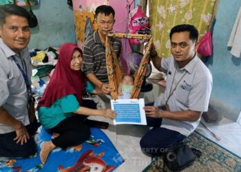 PT Timah menyalurkan bantuan biaya pengobatan bagi Habibi, bayi berusia empat bulan asal Desa Gemuruh, Kecamatan Kundur Barat, Kabupaten Karimun, yang tengah berjuang melawan penyakit Hirschsprung. (Timah)