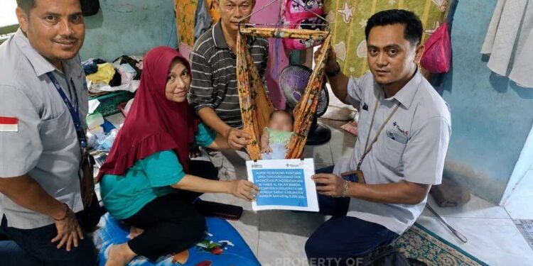 PT Timah menyalurkan bantuan biaya pengobatan bagi Habibi, bayi berusia empat bulan asal Desa Gemuruh, Kecamatan Kundur Barat, Kabupaten Karimun, yang tengah berjuang melawan penyakit Hirschsprung. (Timah)