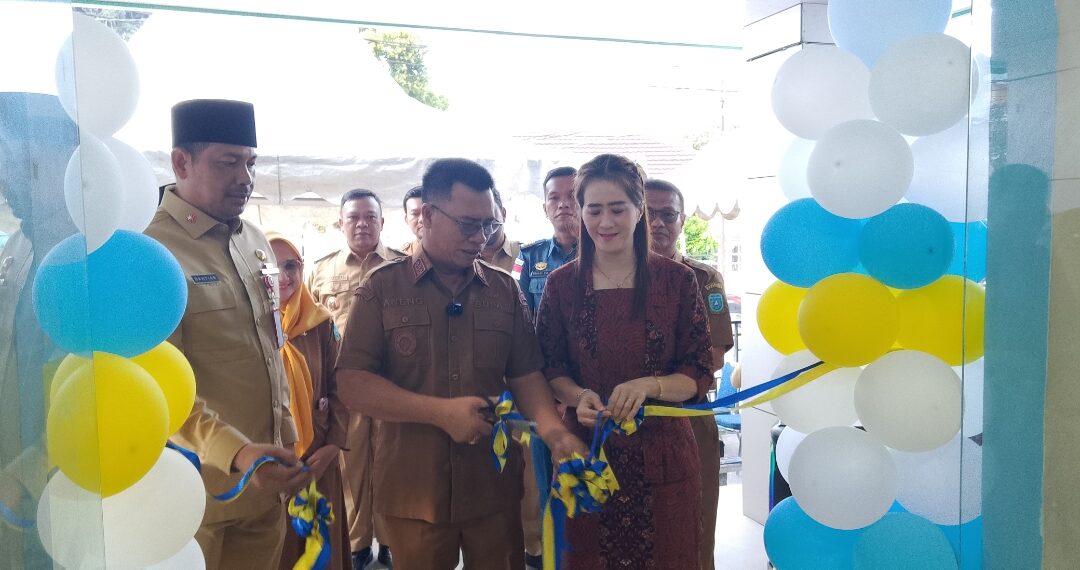 Bupati Anambas Aneng di dampingi sekretaris Daerah Sahtiar,SH.MM dan Katua TP-PKK Kabupaten Anambas ny. Sinta Aneng saat resmikan puskesmas Tarempa
