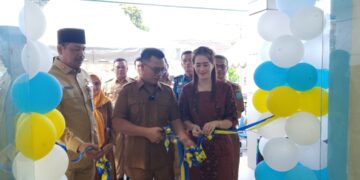 Bupati Anambas Aneng di dampingi sekretaris Daerah Sahtiar,SH.MM dan Katua TP-PKK Kabupaten Anambas ny. Sinta Aneng saat resmikan puskesmas Tarempa