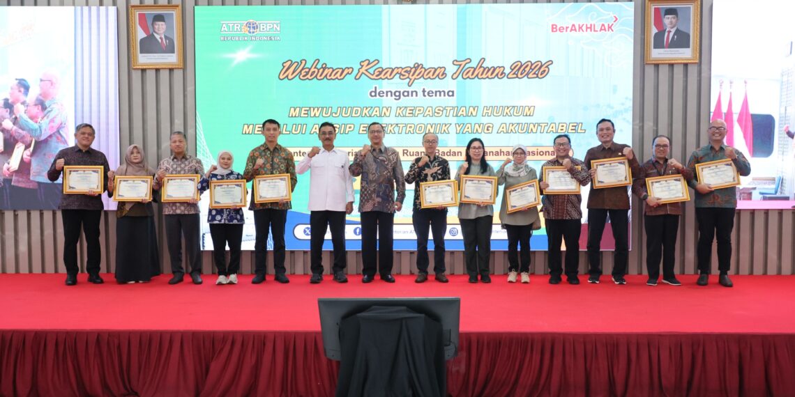 Bangun Motivasi Jajaran, Sekjen Kementerian ATR/BPN Beri Penghargaan kepada Satker Pengelola Kearsipan Terbaik