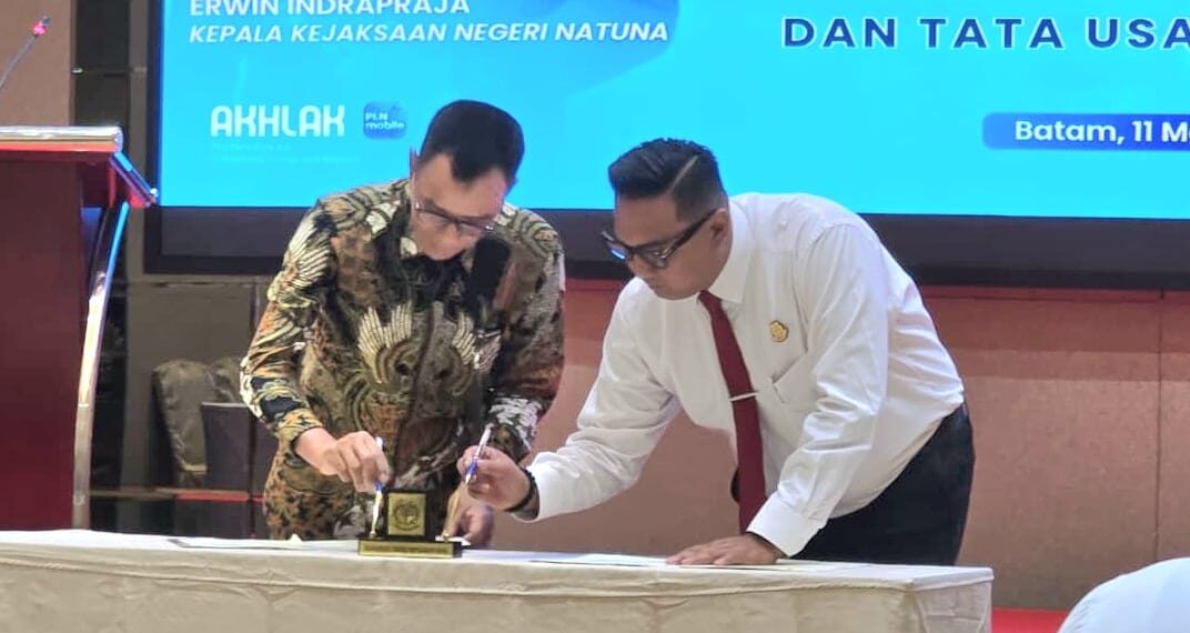 Manager Rully Agus Widanarto (kiri) menandatangani Perjanjian Kerja Sama (PKS) bersama Kepala Kejaksaan Negeri Natuna Dr. Erwin Indrapraja SH MH (kanan) terkait penanganan masalah hukum bidang perdata dan tata usaha negara.