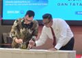 Manager Rully Agus Widanarto (kiri) menandatangani Perjanjian Kerja Sama (PKS) bersama Kepala Kejaksaan Negeri Natuna Dr. Erwin Indrapraja SH MH (kanan) terkait penanganan masalah hukum bidang perdata dan tata usaha negara.