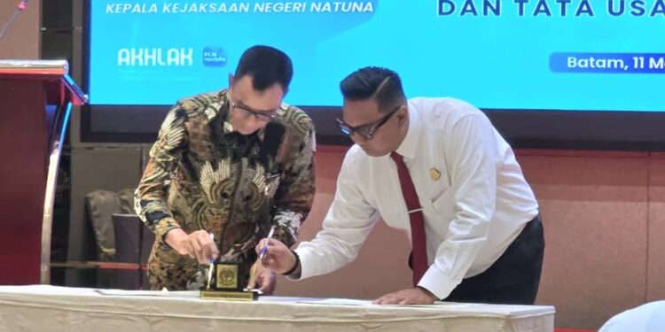 Manager Rully Agus Widanarto (kiri) menandatangani Perjanjian Kerja Sama (PKS) bersama Kepala Kejaksaan Negeri Natuna Dr. Erwin Indrapraja SH MH (kanan) terkait penanganan masalah hukum bidang perdata dan tata usaha negara.