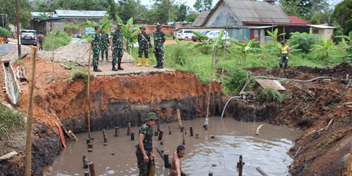 Tinjau Pemasangan Pancang Awal Jembatan Armco Di Bintan, Danrem 033/WP Apresiasi Gotong Royong TNI Dan Warga