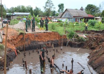 Tinjau Pemasangan Pancang Awal Jembatan Armco Di Bintan, Danrem 033/WP Apresiasi Gotong Royong TNI Dan Warga