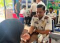 Kepala Kantor Imigrasi Kelas II TPI Ranai, Wahyu Purwanto saat melakukan pemeriksaan kesehatan