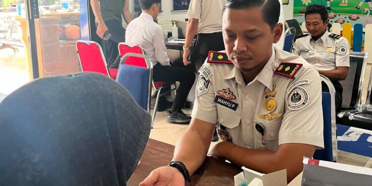 Kepala Kantor Imigrasi Kelas II TPI Ranai, Wahyu Purwanto saat melakukan pemeriksaan kesehatan