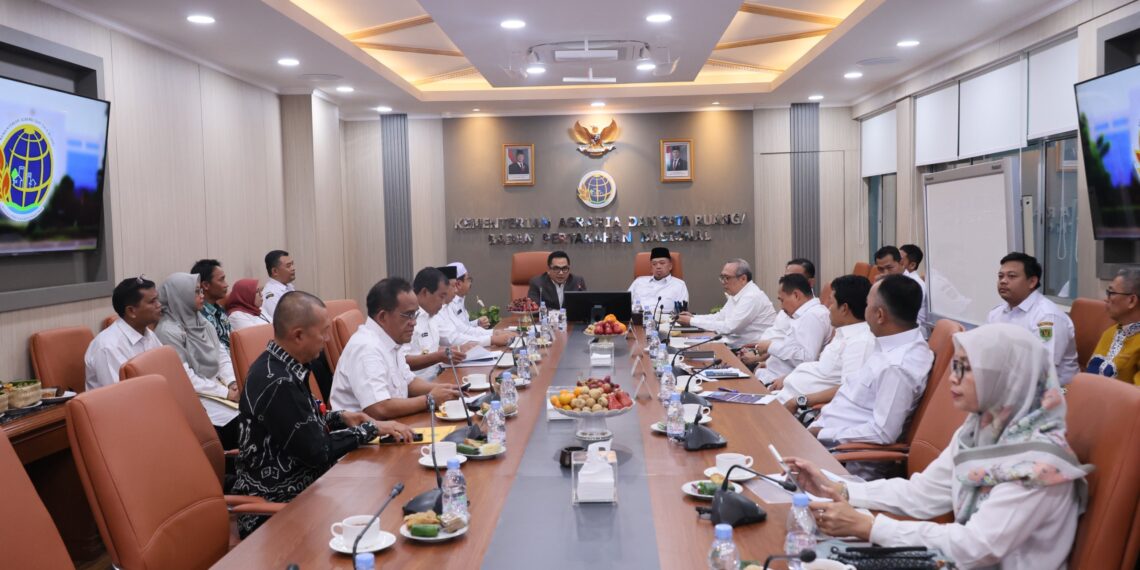 Rakor Bersama para Kepala Daerah di Kalsel, Menteri Nusron: Penentuan Lokasi LP2B Menjadi Kewenangan Daerah