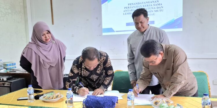 Penandatangan perjanjian kerja sama antara STAI Natuna, Dr H Umar Natuna M.Pd.I dengan Lembaga Penjamin Mutu UIN Suska Riau, Zarkasih, S.Ag., M.Ag., Ph.D