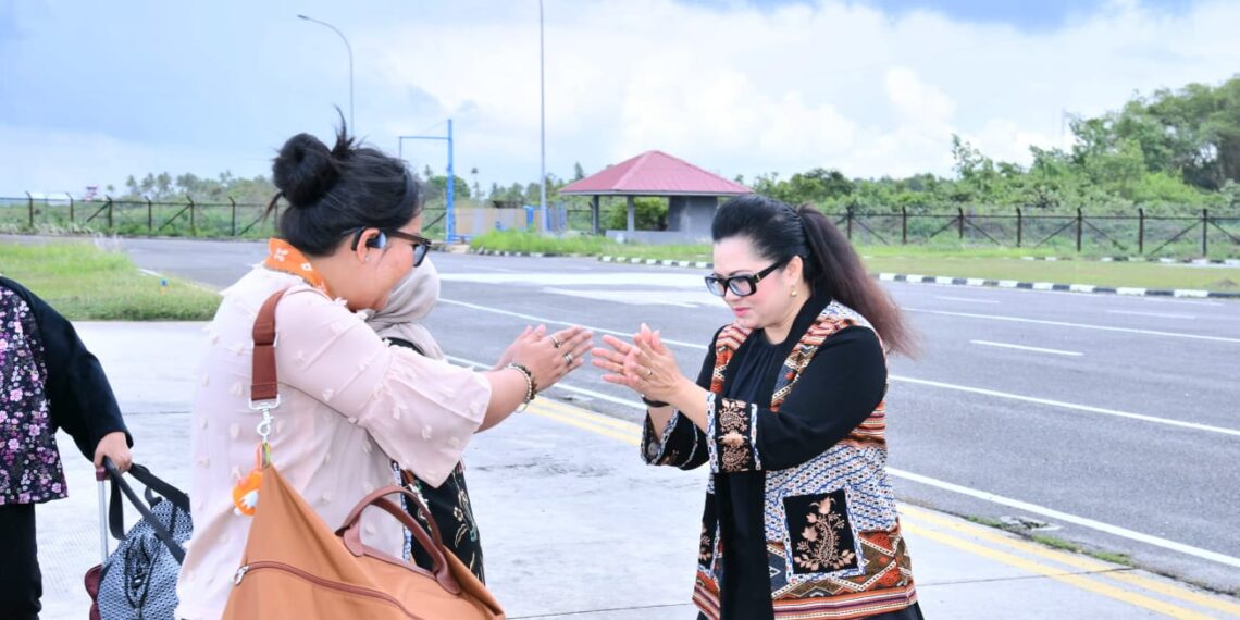 Ketua PIA Ardhya Garini Cabang 9/D.I Lanud Raden Sadjad, Ny. Marni Onesmus Pasaribu saat menyambut kedatangan Ketua IKKT Pragati Wira Anggini Cabang BS II Kogabwilhan I, Ny. Mia Kunto Arief Wibowo saat tiba di Bandara Raden Sadjad Ranai, Kabupaten Natuna