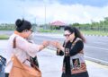 Ketua PIA Ardhya Garini Cabang 9/D.I Lanud Raden Sadjad, Ny. Marni Onesmus Pasaribu saat menyambut kedatangan Ketua IKKT Pragati Wira Anggini Cabang BS II Kogabwilhan I, Ny. Mia Kunto Arief Wibowo saat tiba di Bandara Raden Sadjad Ranai, Kabupaten Natuna