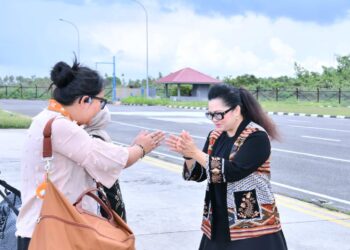 Ketua PIA Ardhya Garini Cabang 9/D.I Lanud Raden Sadjad, Ny. Marni Onesmus Pasaribu saat menyambut kedatangan Ketua IKKT Pragati Wira Anggini Cabang BS II Kogabwilhan I, Ny. Mia Kunto Arief Wibowo saat tiba di Bandara Raden Sadjad Ranai, Kabupaten Natuna