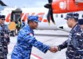Komandan Lanud Raden Sadjad (Danlanud RSA) Marsekal Pertama TNI Onesmus Gede Rai Aryadi, S.E., M.M., M.Han., saat menyambut kedatangan Panglima Komando Armada I (Pangkoarmada I) Laksda TNI Haris Bima B., S.E., M.Si., M.Tr.Opsla., di Bandara Raden Sadjad Ranai, Kabupaten Natuna
