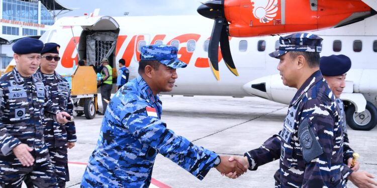 Komandan Lanud Raden Sadjad (Danlanud RSA) Marsekal Pertama TNI Onesmus Gede Rai Aryadi, S.E., M.M., M.Han., saat menyambut kedatangan Panglima Komando Armada I (Pangkoarmada I) Laksda TNI Haris Bima B., S.E., M.Si., M.Tr.Opsla., di Bandara Raden Sadjad Ranai, Kabupaten Natuna