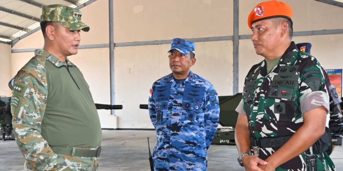 Panglima Komando Gabungan Wilayah Pertahanan I (Pangkogabwilhan I) Kunto Arief Wibowo saat meninjau Markas Komando Batalyon Arhanud 14 Pasgat di Kabupaten Natuna