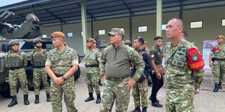 Panglima Komando Gabungan Wilayah Pertahanan I (Pangkogabwilhan I) Letjen TNI Kunto Arief Wibowo, S.I.P., saat melaksanakan kunjungan kerja ke Batalyon Komposit 1/Gardapati, Kabupaten Natuna, Provinsi Kepulauan Riau