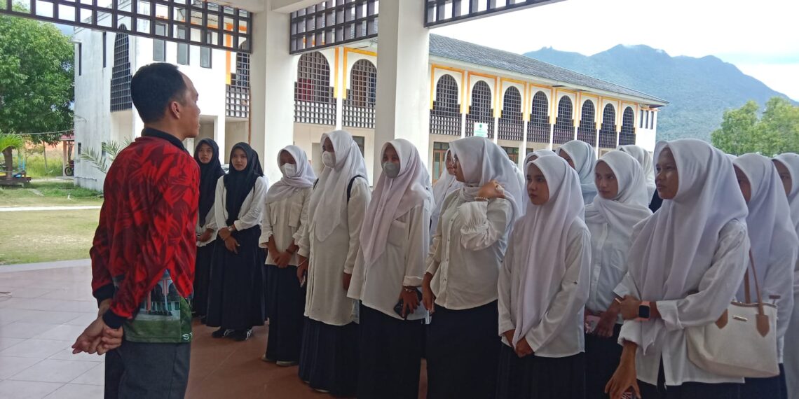 Upacara penerimaan para mahasiswa baru STAI Natuna