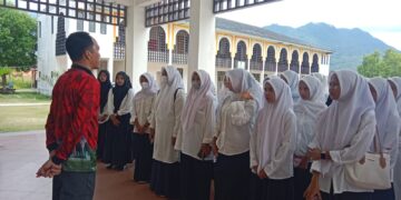 Upacara penerimaan para mahasiswa baru STAI Natuna