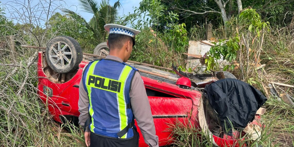 Diduga Mengantuk, Mobil Agya Terbalik di Jalan Galang Batang Bintan, 3 Orang Terluka