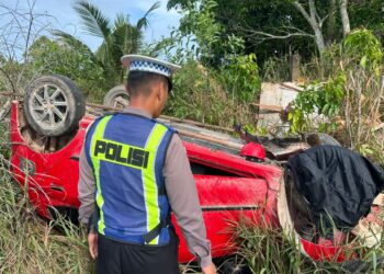 Diduga Mengantuk, Mobil Agya Terbalik di Jalan Galang Batang Bintan, 3 Orang Terluka