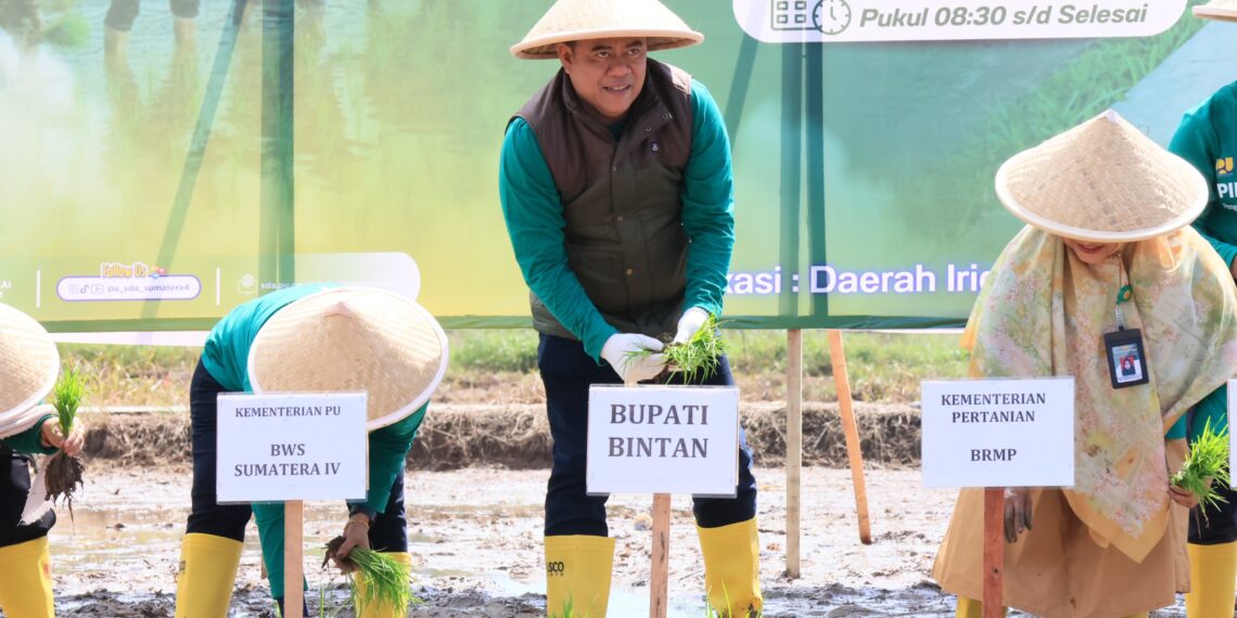 Tanam Bersama di Bintan Buyu, Sekda Ronny Kartika Yakin Pertanian Bintan Jadi Kekuatan Baru Ketahanan Pangan