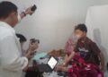 Petugas Imigrasi Karimun melakukan pengambilan foto biometrik untuk pembuatan paspor MZ yang ingin melanjutkan perawatan ke luar negeri, Rabu (20/5/2026). f.dok.imigrasikarimun