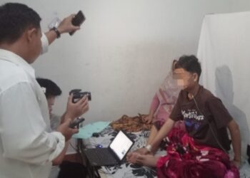 Petugas Imigrasi Karimun melakukan pengambilan foto biometrik untuk pembuatan paspor MZ yang ingin melanjutkan perawatan ke luar negeri, Rabu (20/5/2026). f.dok.imigrasikarimun