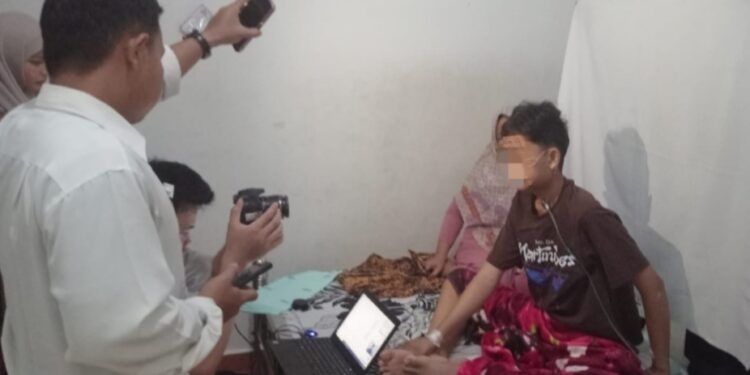 Petugas Imigrasi Karimun melakukan pengambilan foto biometrik untuk pembuatan paspor MZ yang ingin melanjutkan perawatan ke luar negeri, Rabu (20/5/2026). f.dok.imigrasikarimun