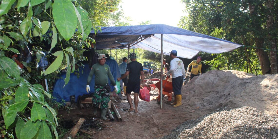 TNI dan Warga Kompak Goro, Kebut Pembangunan Jembatan Armco Sungai Kangboi di Bintan