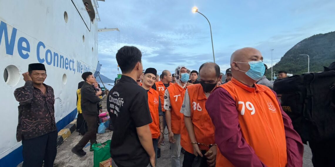Tempuh 30 Jam Lautan, Kejari Natuna Kawal Ketat 15 Tahanan Pidum ke Lapas Tanjungpinang dan Batam
