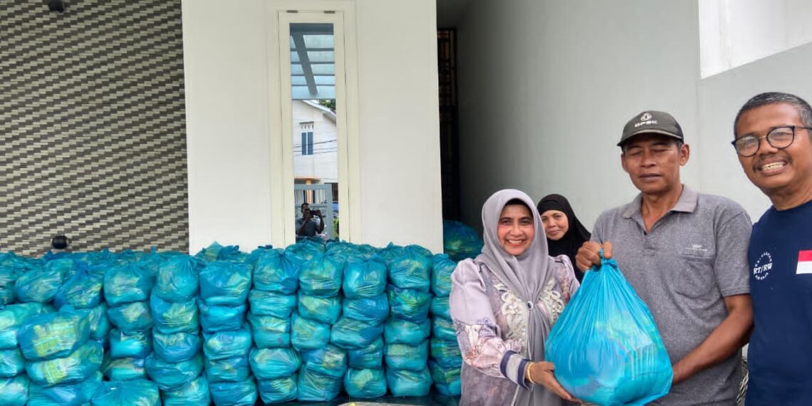 Dari Pengusaha untuk Rakyat, Eks Walikota Rahma Salurkan 1.000 Sembako: “Ini Obat Rindu Saya”