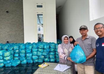 Dari Pengusaha untuk Rakyat, Eks Walikota Rahma Salurkan 1.000 Sembako: “Ini Obat Rindu Saya”
