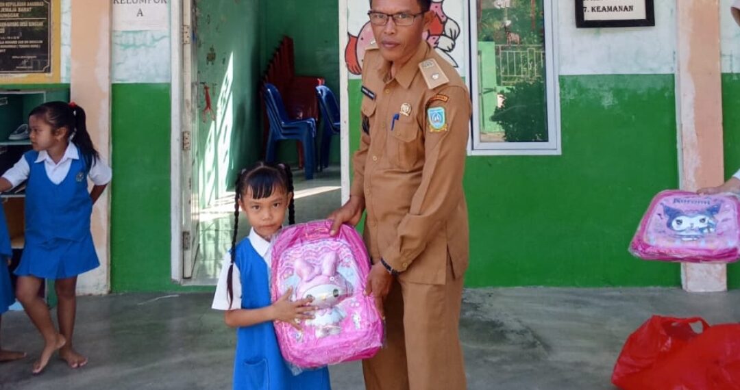 Peduli Dunia Pendidikan, Kepala Desa Sunggak Berikan Bantuan Tas Sekolah